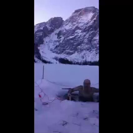 Ein richtig abgehärteter Südtiroler Naturmensch, Eistauchen am Pragserwildsee
bei Wassertenperatur v...