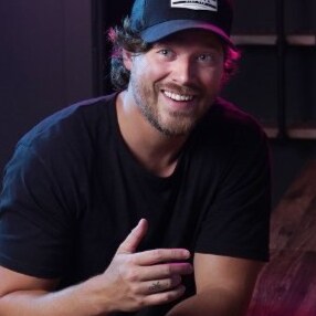 Jesus first always. Creator of games Neversong & Pinstripe! Game dev coach at http://FullTimeGameDev.com! Get my free 2D...