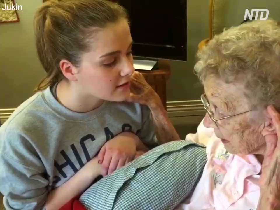 Granddaughter and Grandmother Sing Together

This girl sings the most beautiful hymn for her grandma, and wait until grandma begins to sing along with her. Sweet memory for both! 🥰

👉 Follow @EpochBright for more interesting content everyday!

Credit: This is Happening - https://www.facebook.com/ThisIsHappeningOfficial/