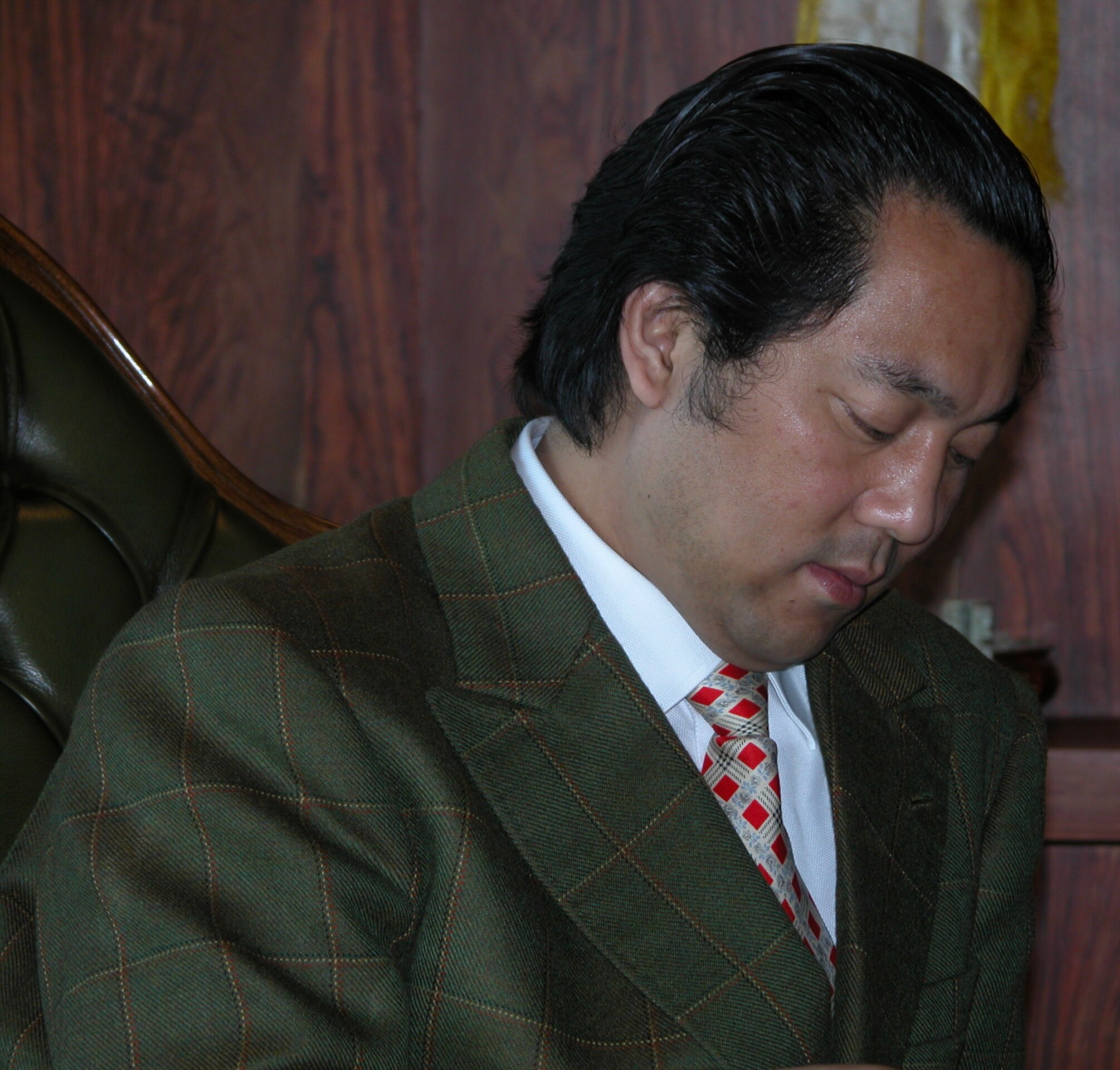 10月12号：2002年的文贵98公斤，体重．比猪头还猪头……你们知道照片里的我．在干什么吗？