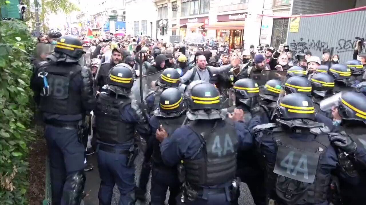 🇫🇷 Tensions are heating up in Paris, France between the people and Macron's NWO troops. The police...