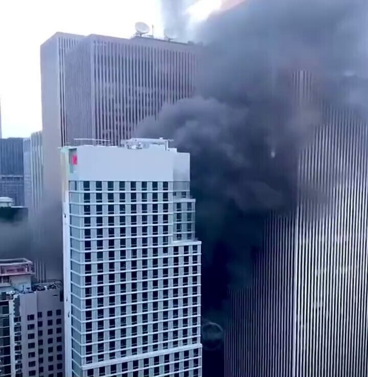 BREAKING! Emergency personnel responding to rooftop fire near Rockefeller Center in #NewYorkCity.

S...