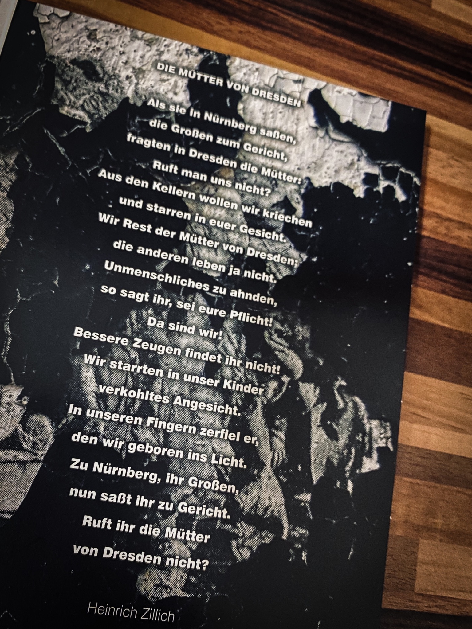 Die Mütter von Dresden 

Als sie in Nürnberg saßen, 
die Großen zum Gericht,
fragten in Dresden die ...