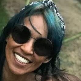 Cantora, voz e violão.