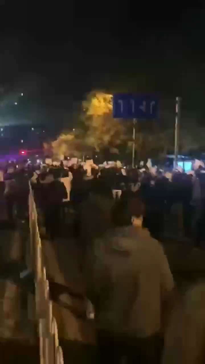 共匪己经准备好釆取震压行动了……同胞勿必要小心．只要一个办法可以不死，就是干灭共产党几个老杂毛……否则你们不可能，安全回到你的家！共匪一定会清箅的……【北京亮马桥 此时此刻！北京的亲人竟然开始问我，北...