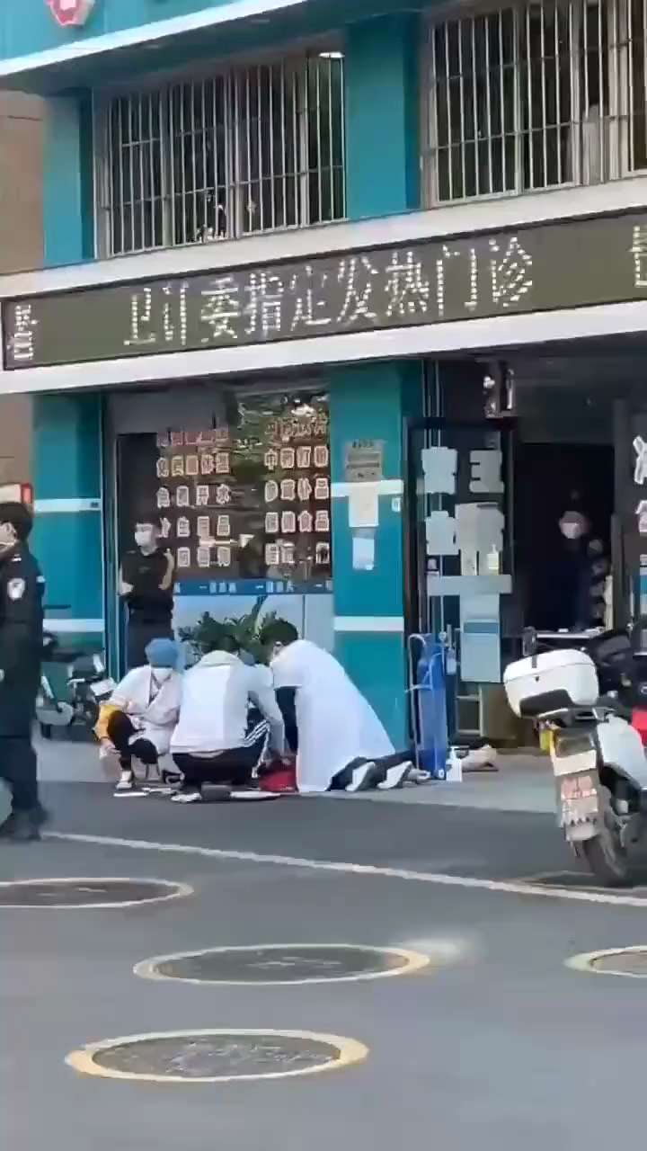 12月21日深圳，一位小伙感染中共病毒，发烧晕倒，做急救没救回来，死了
#中共病毒 
#疫苗灾难 