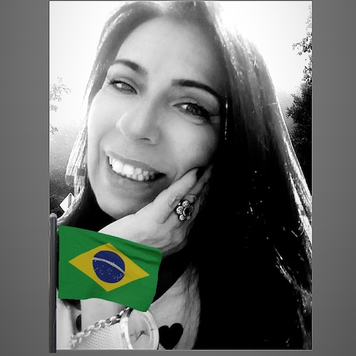 Escolhas...
OU VOCÊ SENTA E LAMENTA, OU VOCÊ LEVANTA E ENFRENTA.