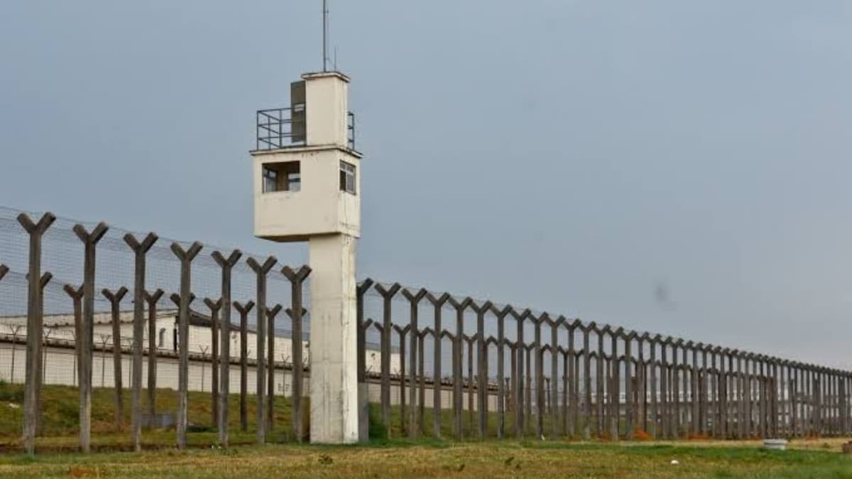 Almost a thousand prisoners who were being held at the Federal Police facilities in Brasilia were se...