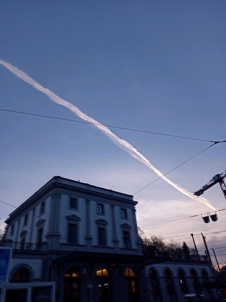 Bleiben sie nicht stehen, hier gibt es nichts zu sehen ausser #kondensstreifen. 🤪🌈🤔