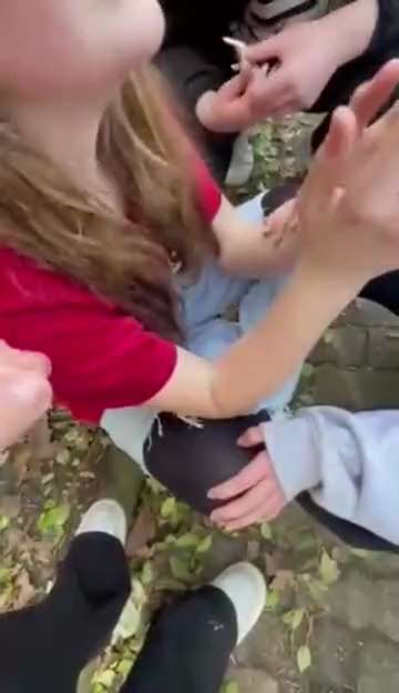Junges Mädchen - gequält von Migrantengang

🟥  Hier filmen sich eine Gruppe, mehrheitlich Migranten...