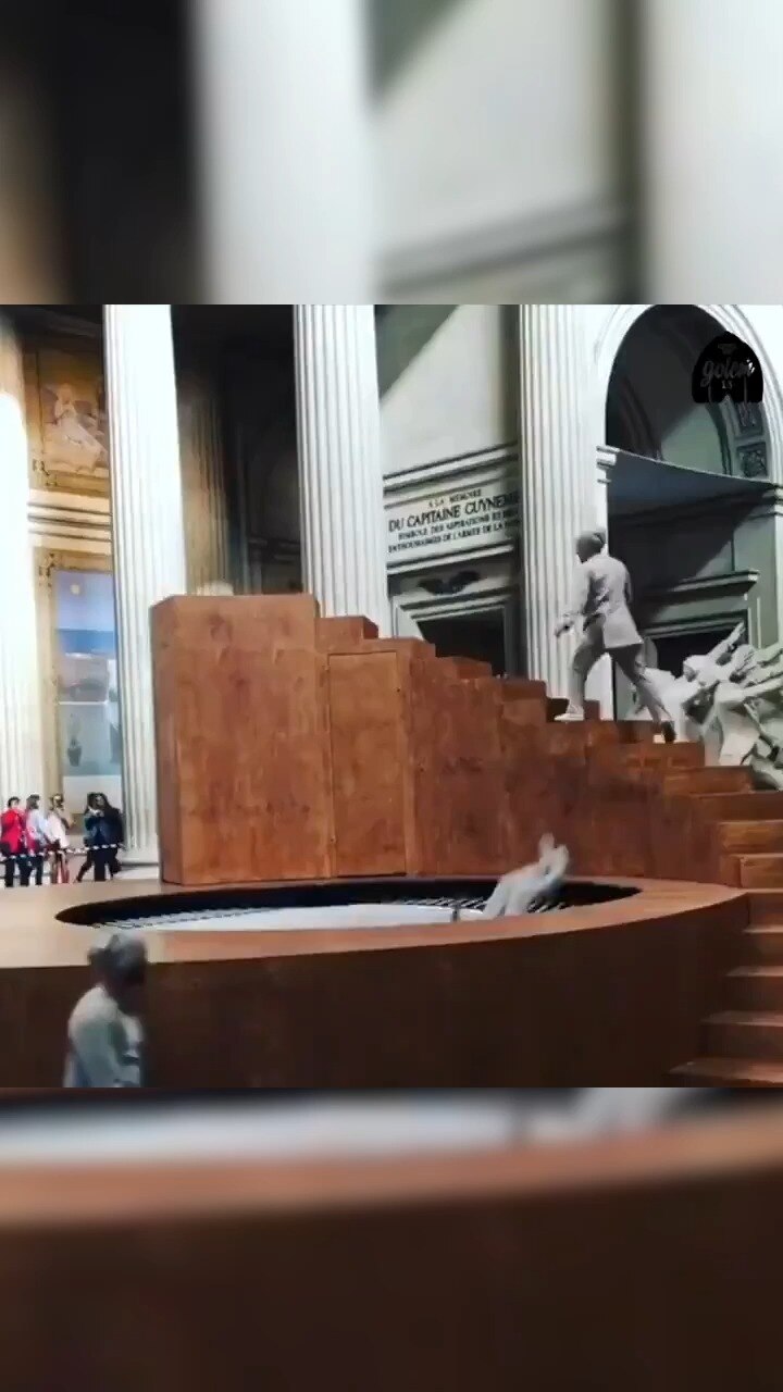 This video shows Yoann Bourgeois' performance: The Mechanics of History, at the Panthéon in Paris.

...