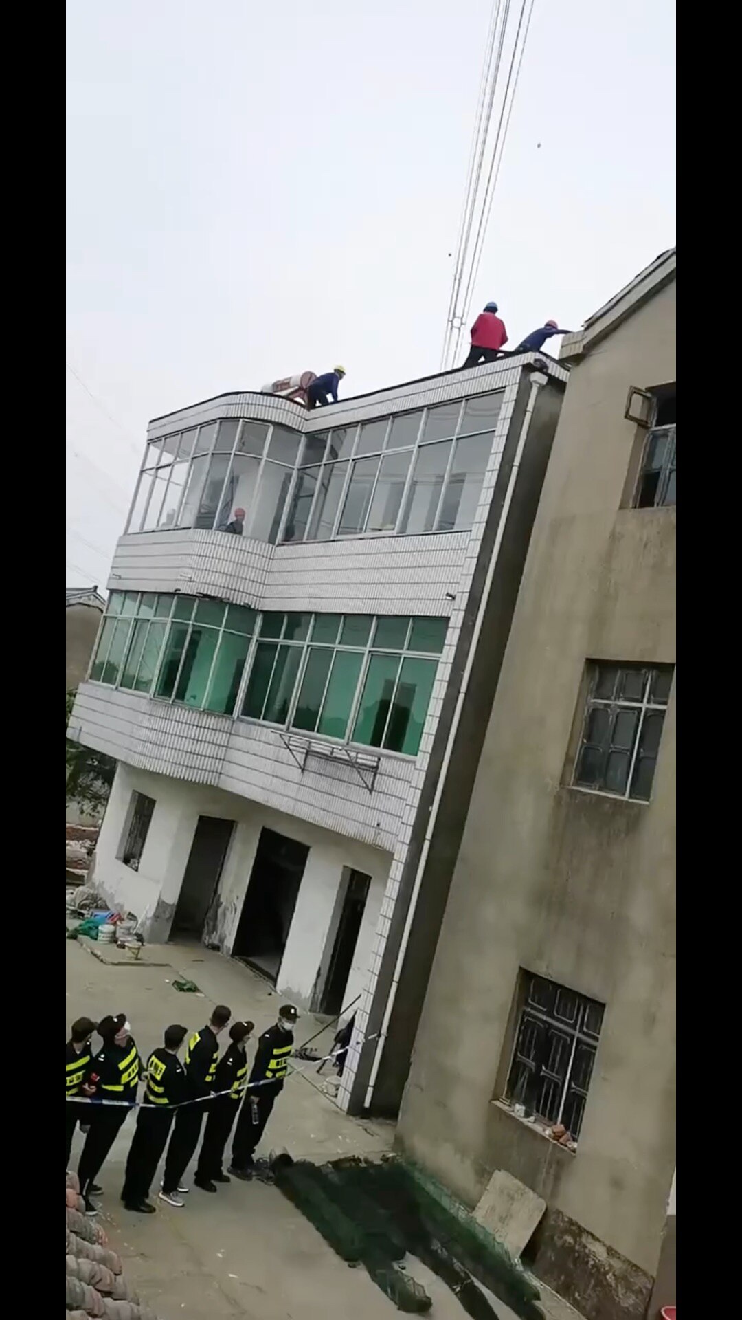 石头剪刀布 on GETTR : #强拆 5月23日江苏溧阳市别桥镇,趁房子没人在家,闯进去强拆,没有手续,真是土匪