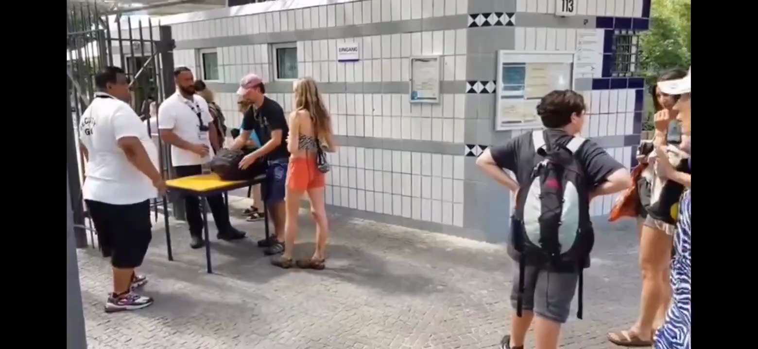 Wir sehen:

Fachpersonal das ab nun unsere Ausweise vor dem Freibad kontrolliert.... 𝐊𝐚𝐧𝐧 𝐦𝐚𝐧...