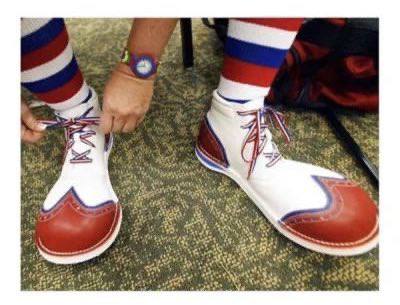 Robert Habeck schnürt sich nach dem aufstehen die Schuhe um pünktlich seinen alltäglichen Schwachsin...