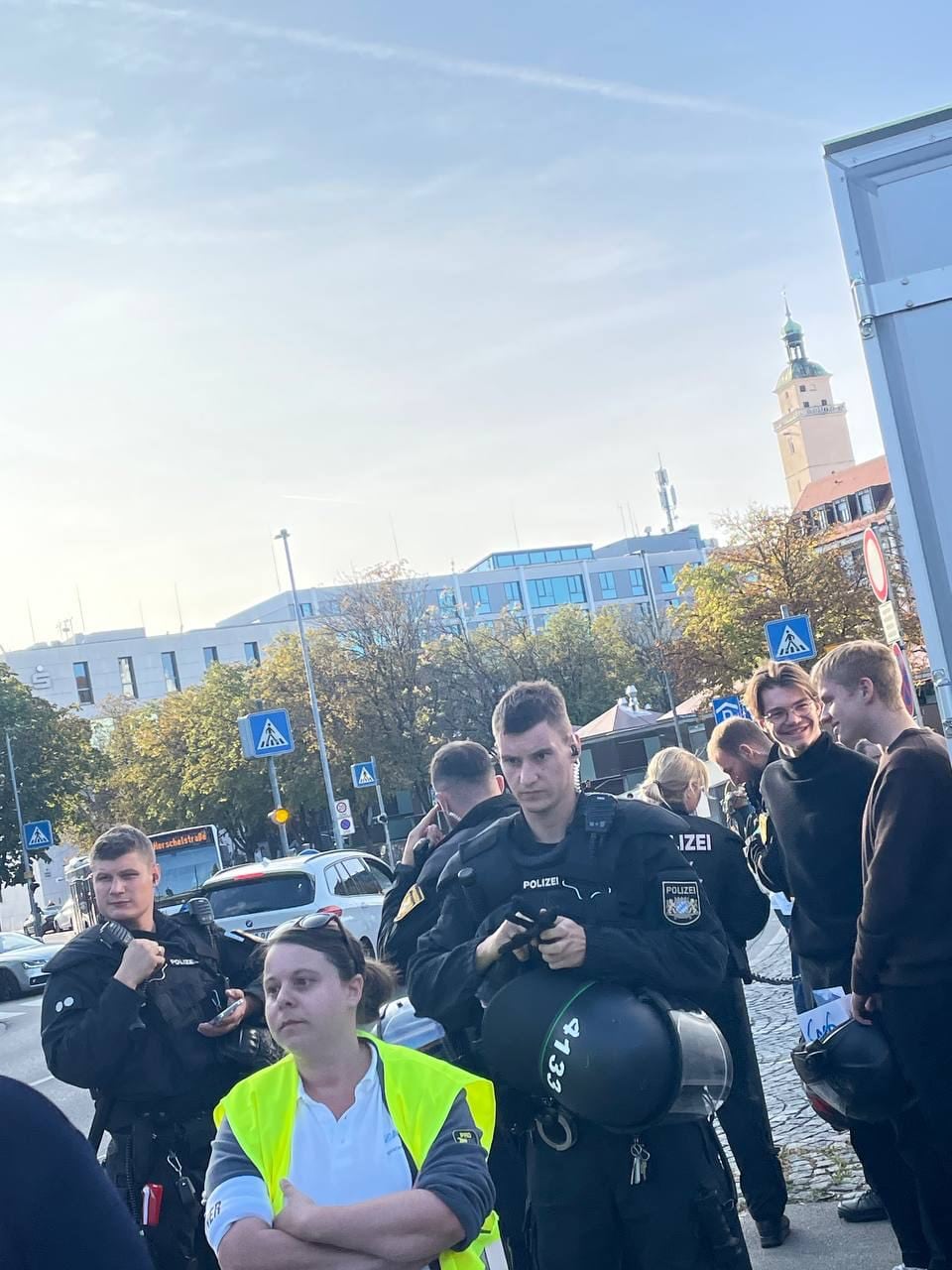 #AfD-Chef Tino Chrupalla gewaltsam attackiert, Alice Weidel an sicheren Ort evakuiert. Diese Eskalat...