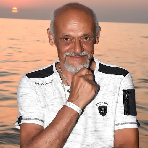 Mein Lebenserfahrung dauert schon 73 jahre
Und ich werde mir von keinem Rot-Grünen irgend etwas erzählen lassen!
Ich bin ein stolzer alter weißer Mann