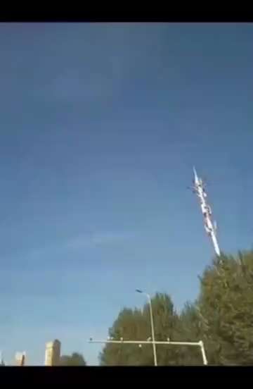 🔥最近中共國與去年疫情如一撤，而且每天飛機低空飛行，噴灑的也不知道什麼東西，網友一致認為中共又再放毒，特地拍了全國各地的天空噴灑情況。

 

