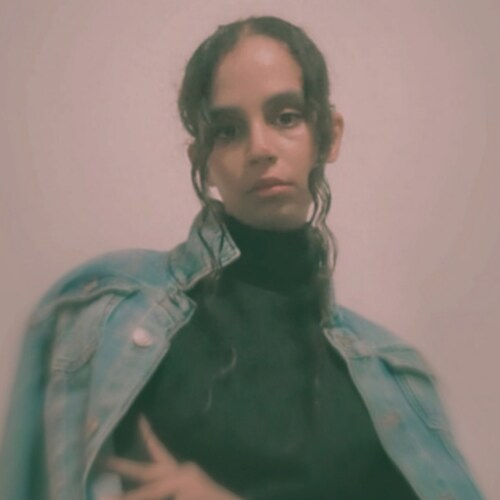 NADIA.  Es conocida como Nadia, es cantante, compositora, diseñadora de álbumes, productora musical, escritora, bailarin...