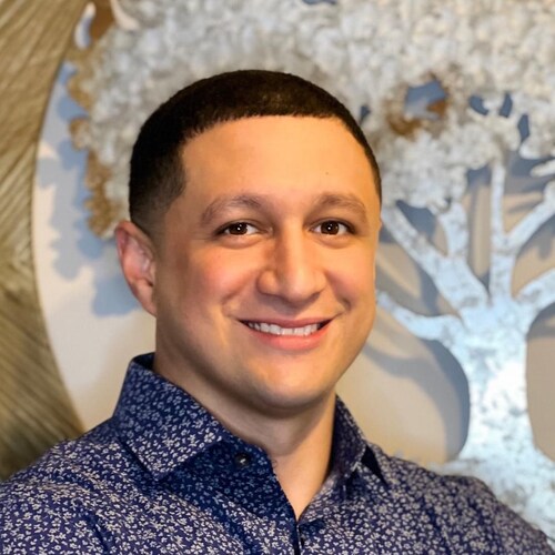 The Lord is my strength and my shield; my heart trusts in him, and he helps me. My heart leaps for joy, y con mi canción...