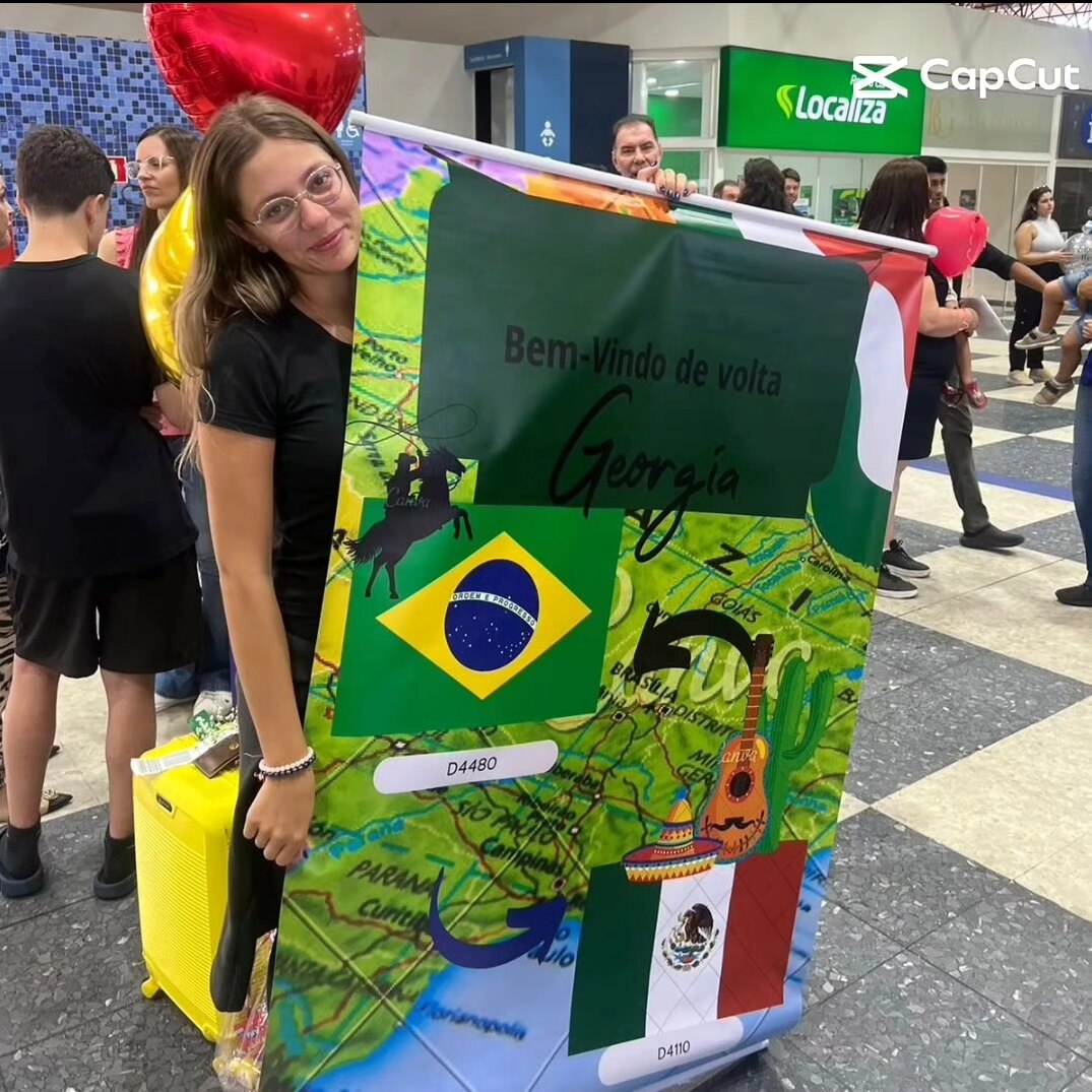 Texto do YEP4480:

Nosso chegadas e partidas temos o desembarque da nossa querida Geórgia,  que real...