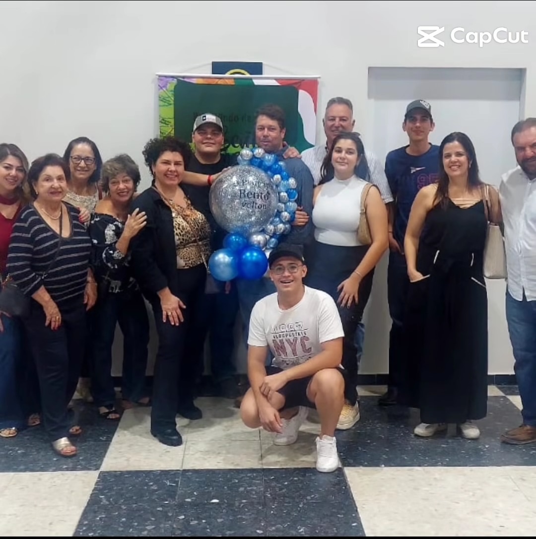 Texto do YEP4480:

Mais um chegadas e partidas, agora do nosso querido Bento, que realizou seu fantá...