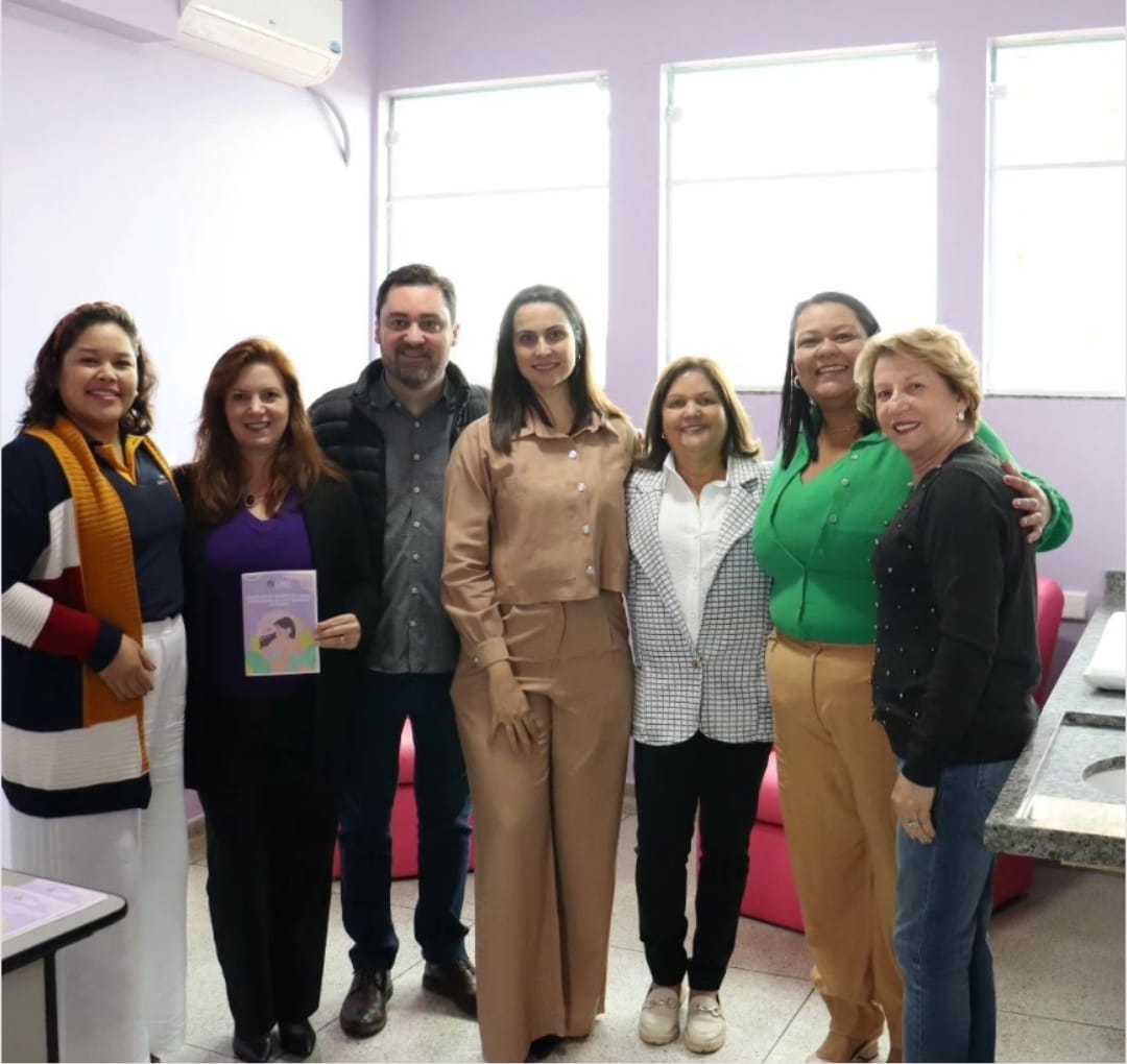 Texto de Flávia Pinheiro do Rotary Club de Lins - Norte - A recém empossada Pres. do Rotary club de ...