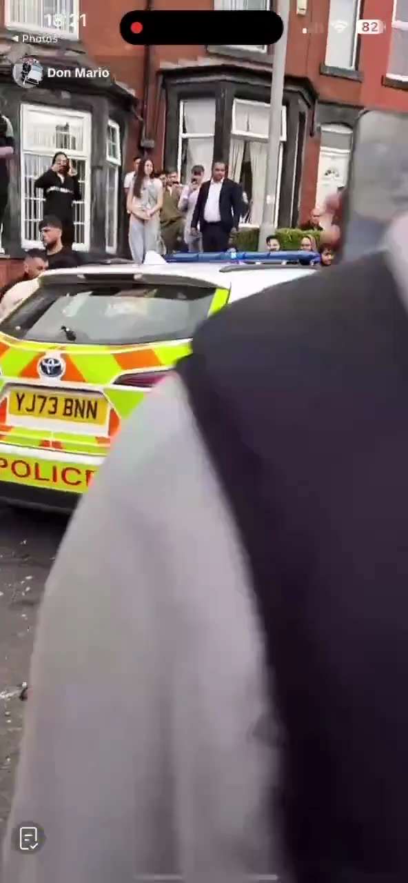 Harehills in leeds right now. 

Muslims are rioting.

Police are running away!