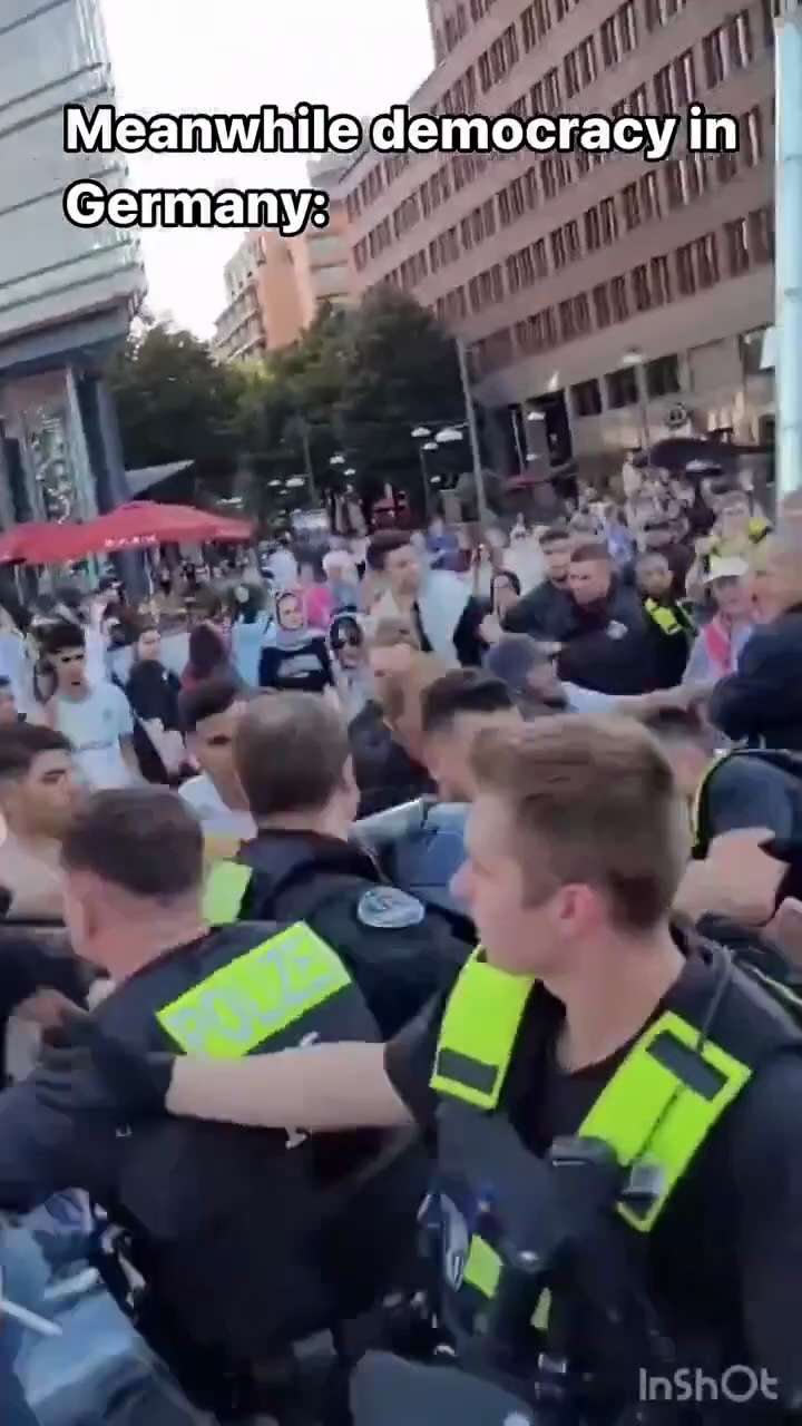 ⚡ German police violently cracking
 down on Palestine Muslims ☪️ 
protesters in Berlin.

WEF 💀 impo...