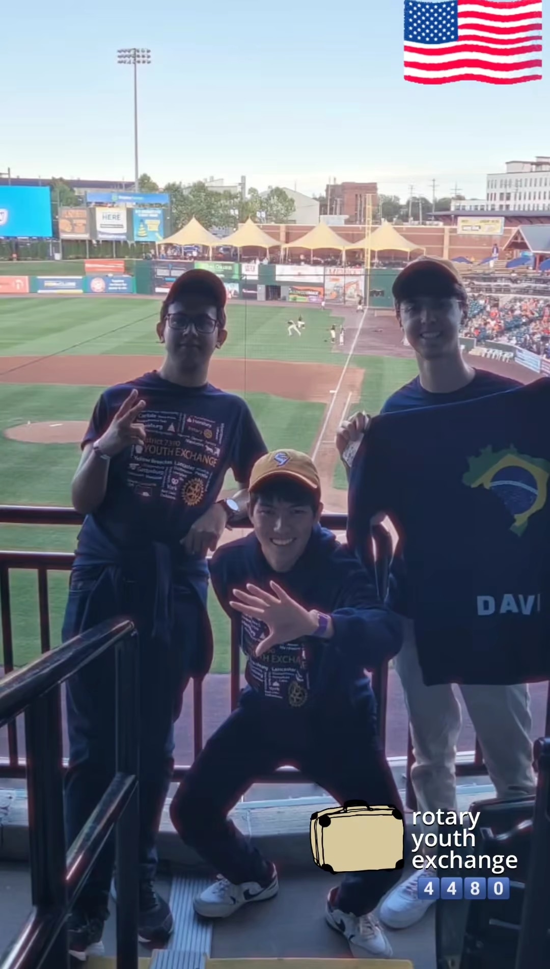 Texto do YEP4480:

Nosso querido Davi, foi assistir uma partida de beisebol e foi recepcionado por r...