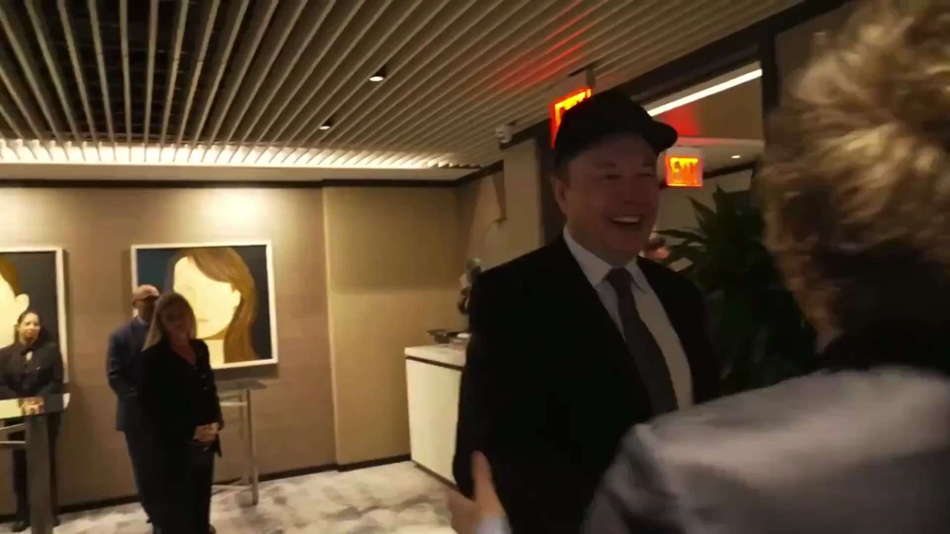 Elon Musk greets Javier Milei wearing a black MAGA hat

http://citizenfreepress.com/

