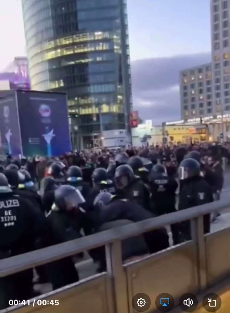  German police educate Muslim crowds 

