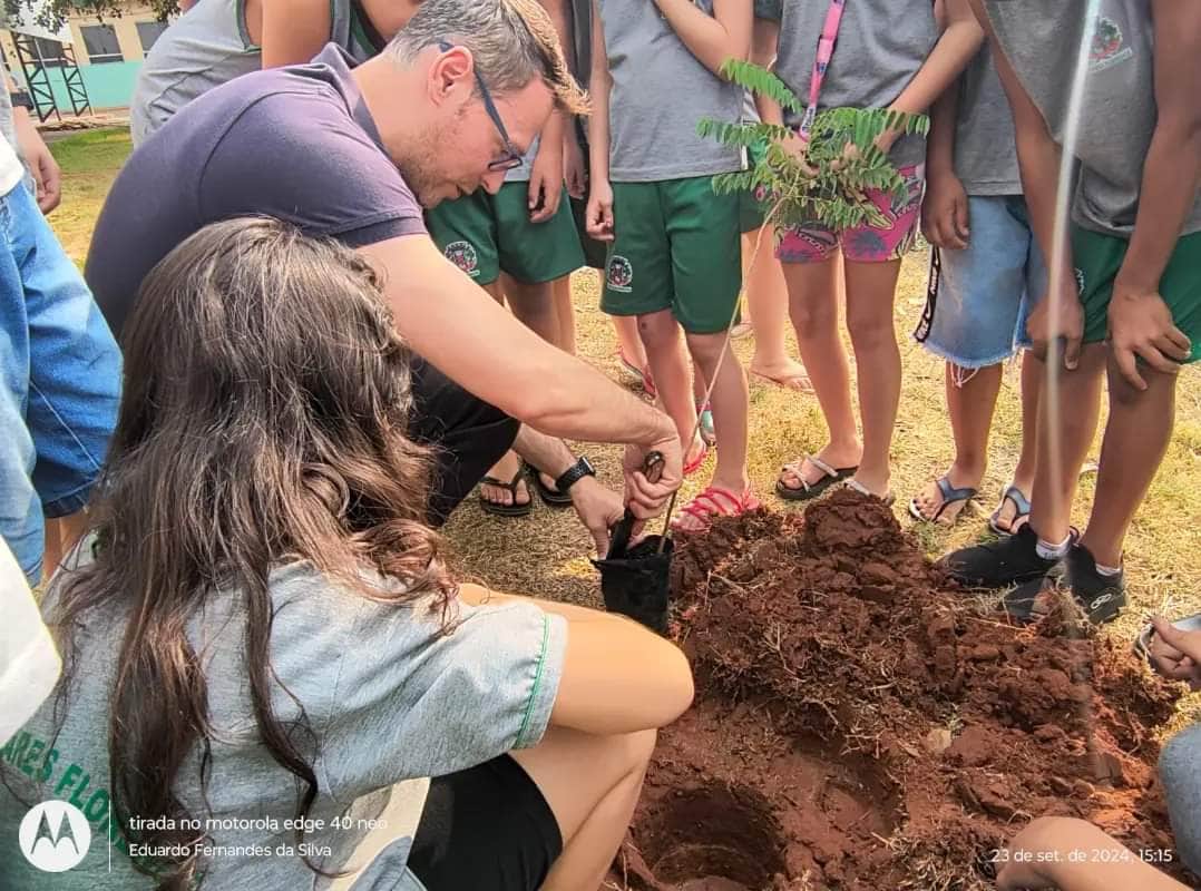 Texto do Gov. José Luiz Pavam:

Os alunos da escola CEM "Profª. Nilza Costa Rodrigues" no município ...