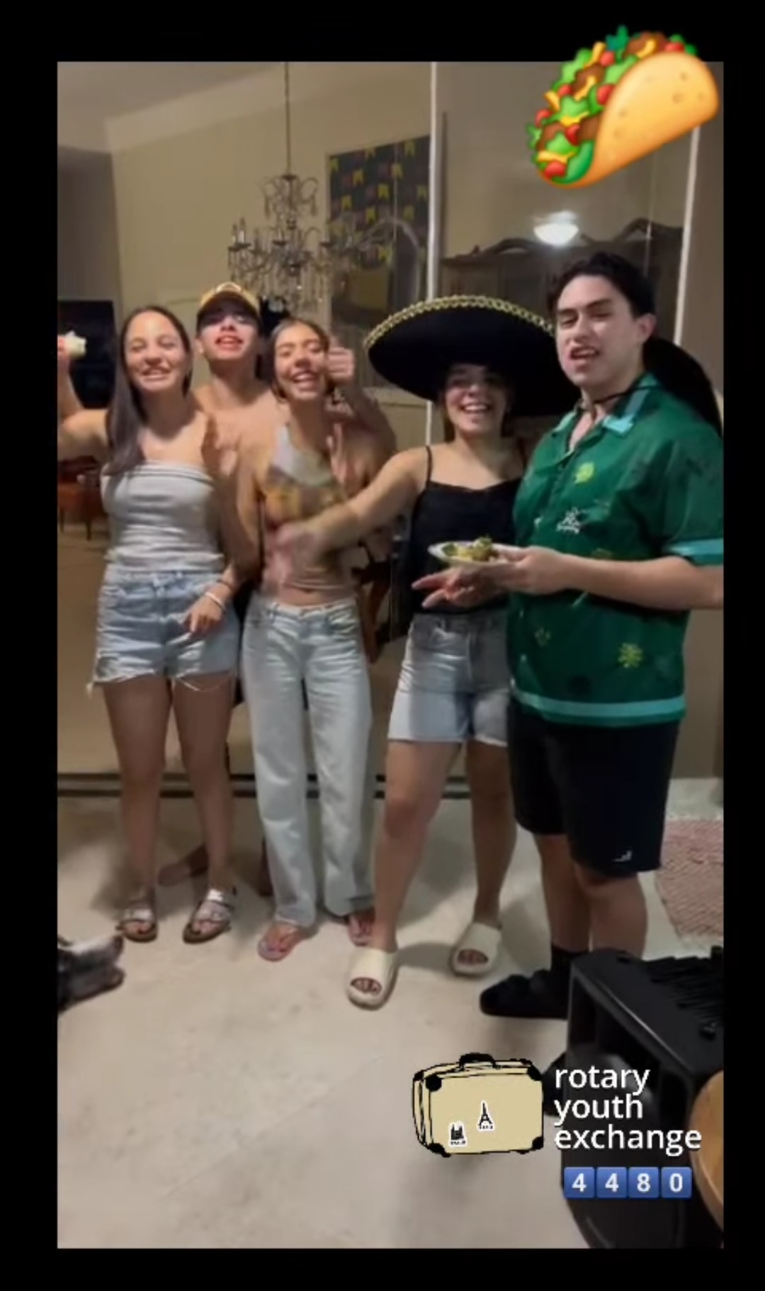 Texto do YEP4480:

Nossos queridos mexicanos Adriana, Camila, Nádia e Gael foram passar o final de s...