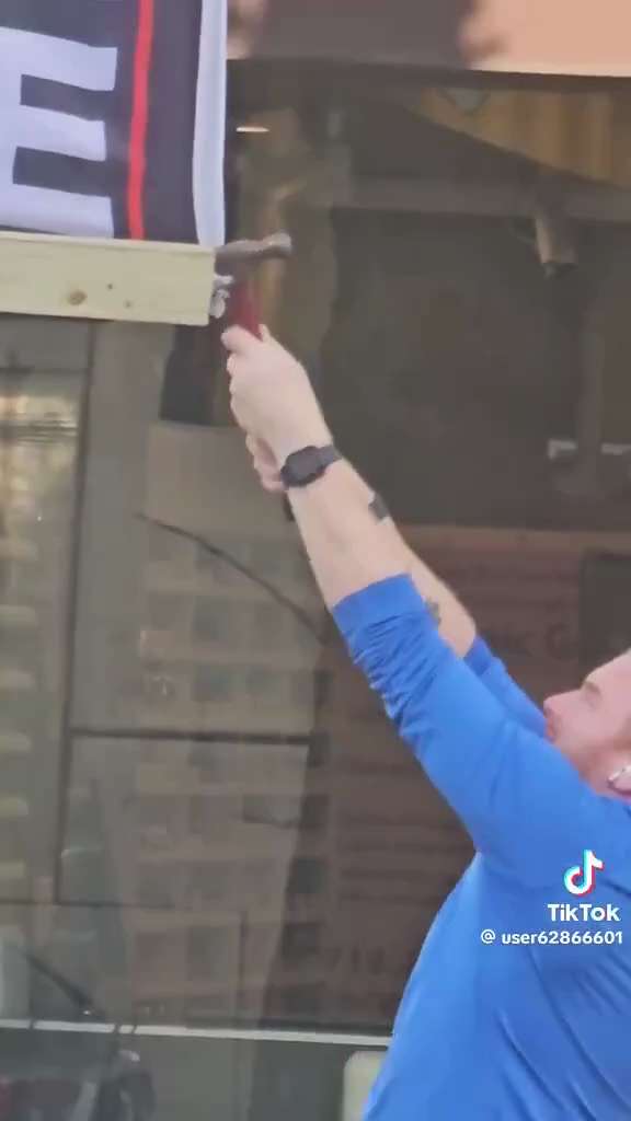 Nothing on the internet epitomizes White Dudes for Harris energy more than this clip. 

Trump/Vance ...