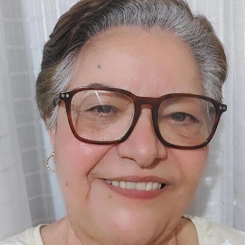 Patriota, Bolsonarista, Armamentista,
Anti PT,  Anticomunistas, Cristã, 
Viuva, mãe e avó,
Santos/SP