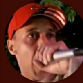Figura pública artista compositor e cantor do gênero Rap nacional desde os anos 90 com composições de autoria própria e com produções independentes.
