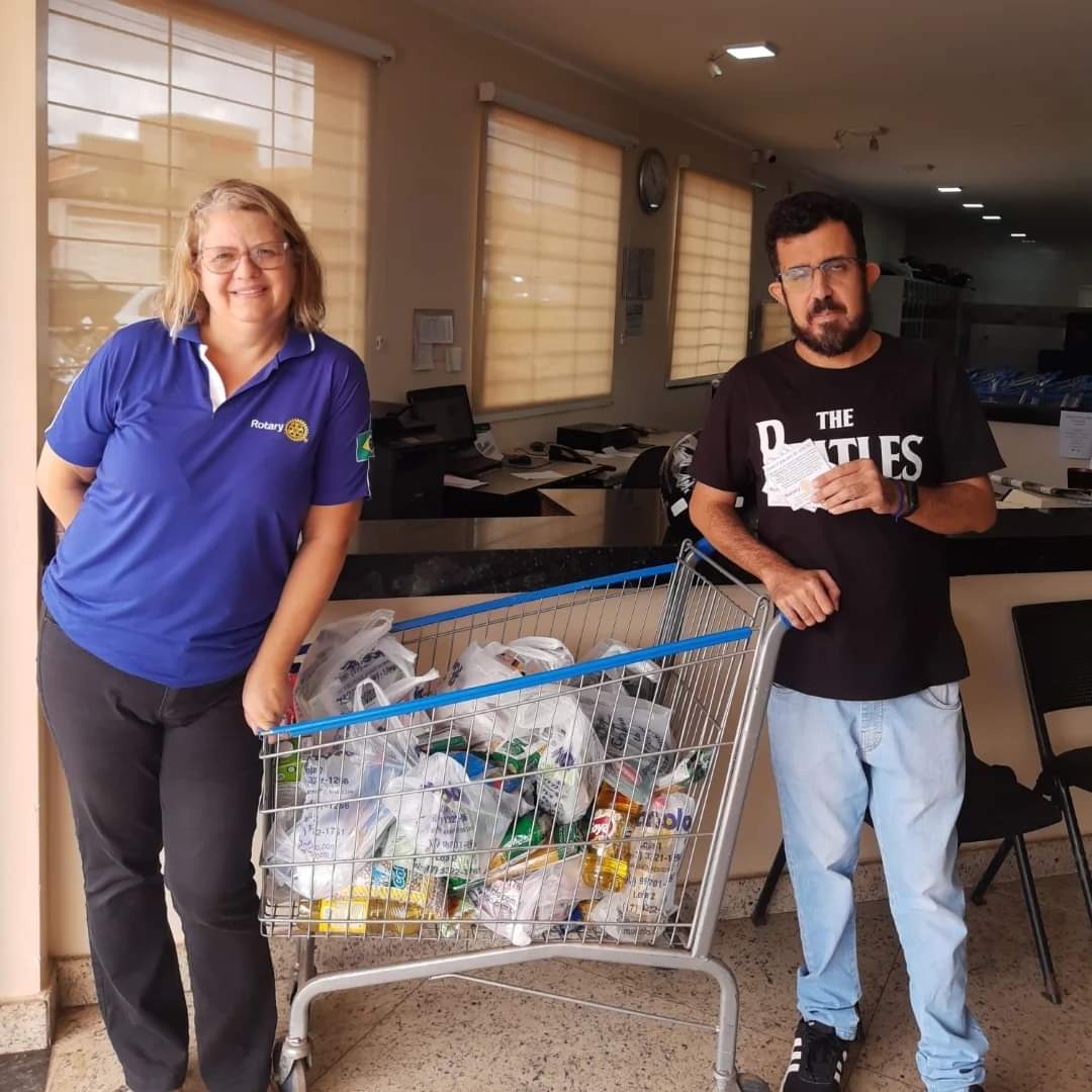 Rotary Club e Interact Club de Barretos estiveram presentes na Arrecadação de Alimentos e Itens de H...