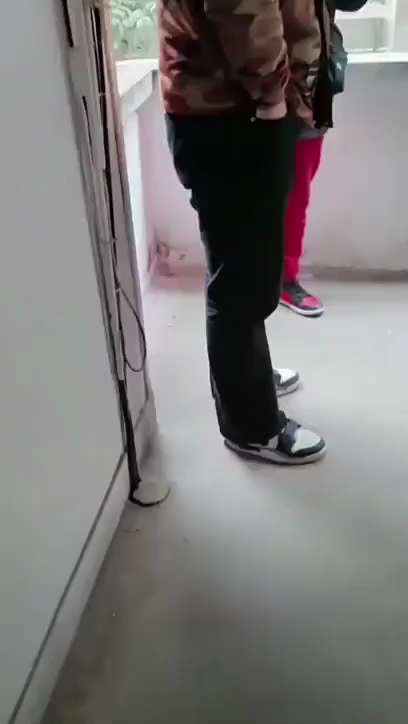 GETTR：2024/12月22日，江西南昌。一名律师来到李宜雪家，敲门后无人答应，询问邻居，邻居表示：“我不知道” 律师称，邻居不敢说话。
 视频显示，楼道和小区楼下有多名男子徘徊，疑似便衣。
中共...