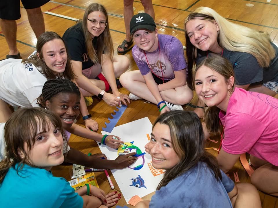 Texto do Rotary Imagem Pública Br:

Interact une jovens de 12 a 18 anos para desenvolverem suas habi...