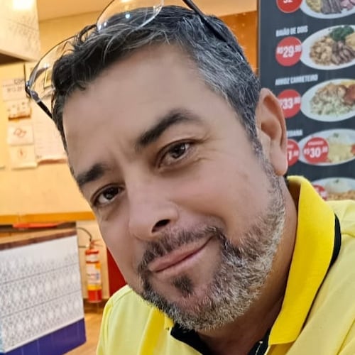 Brasileiro nato, conservador.
Deus, Pátria, Família e Liberdade.