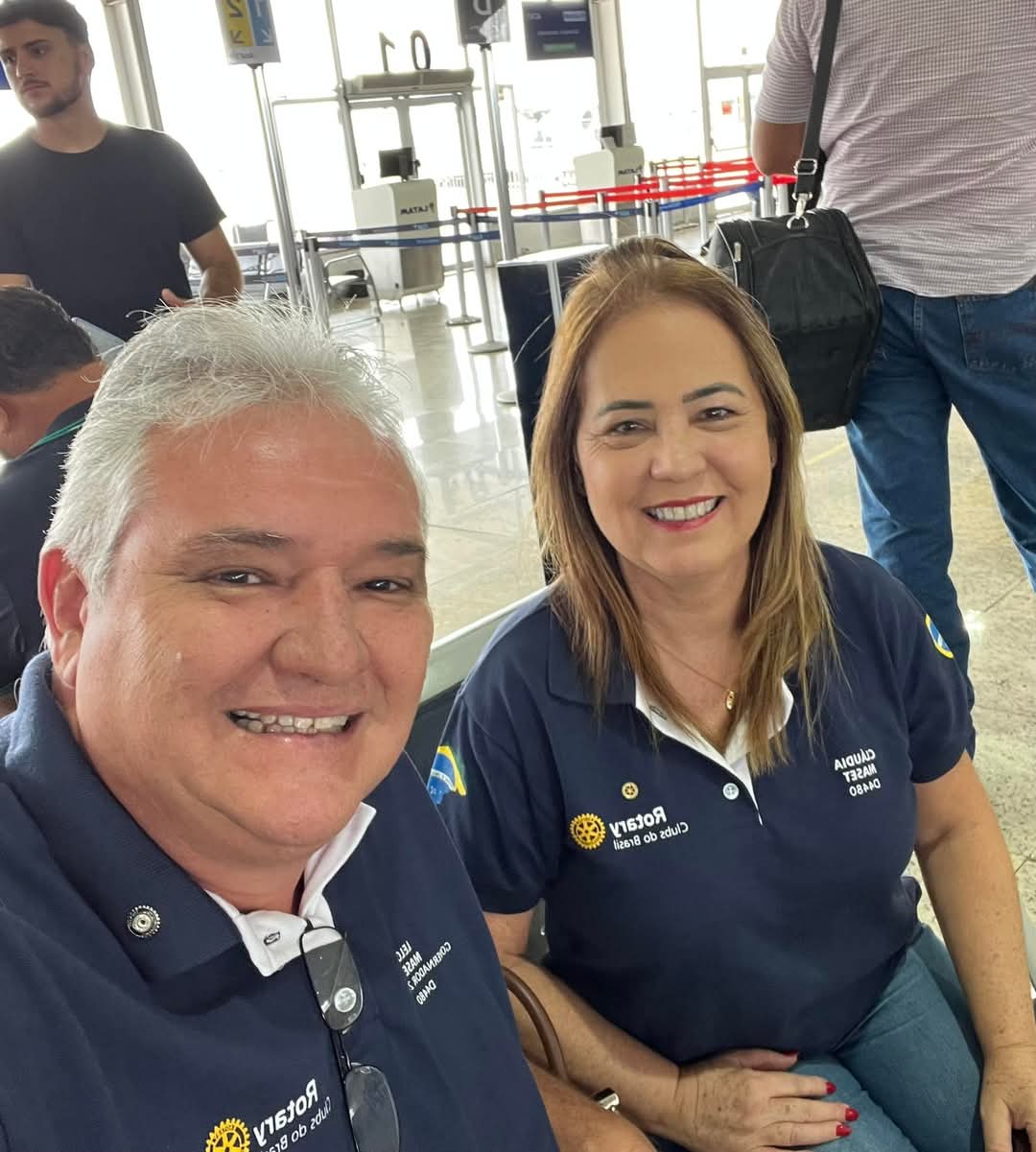 Texto de Cláudia Maset:

Embarcando para Orlando (EUA), eu e Lelo, para treinamento de Gov. 2025/26 ...