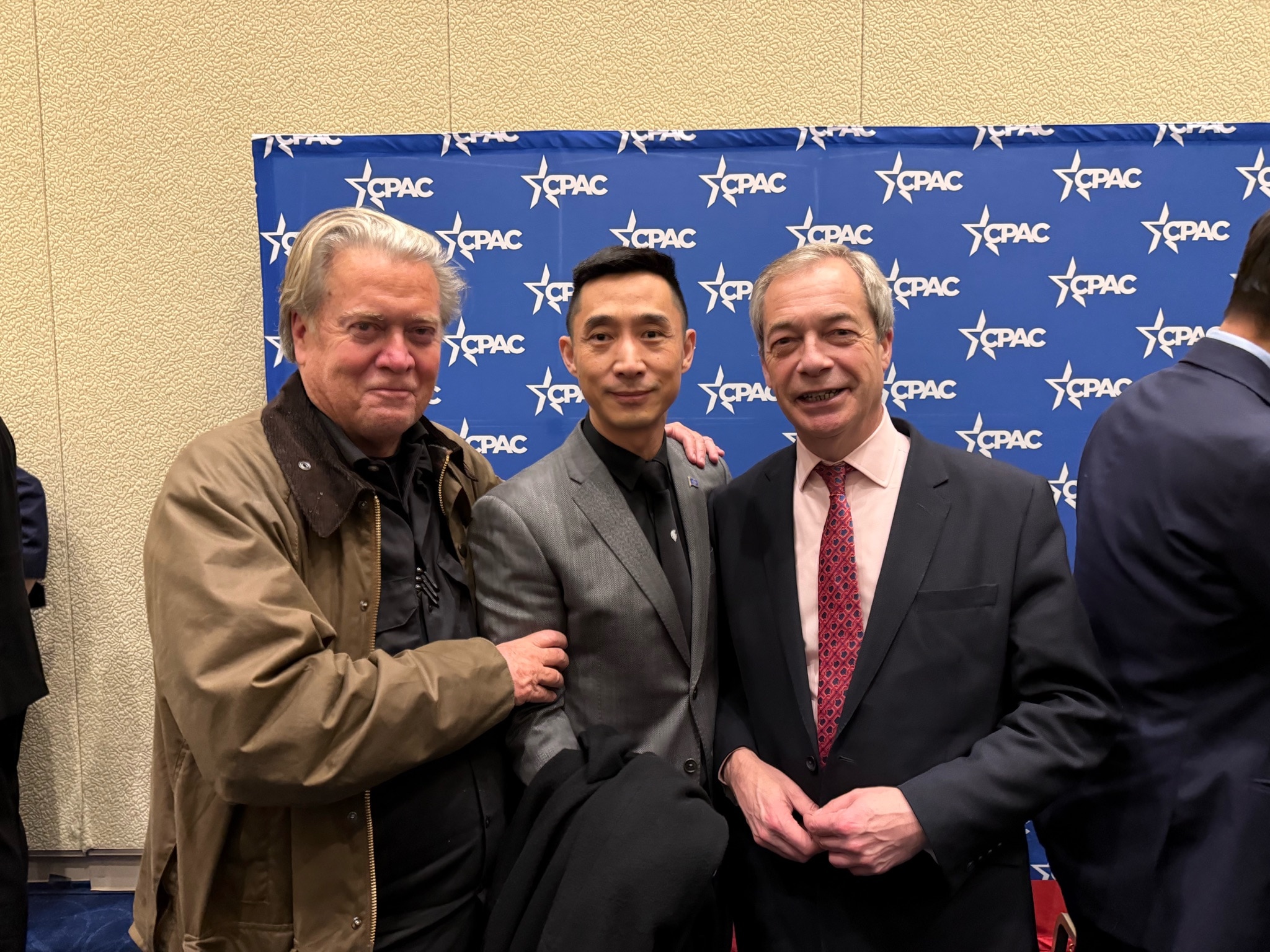 2025.02.23 2025年2月18日 #华盛顿DC国际晚宴
🔥联盟秘书长青藤被邀请参加华盛顿政商界精英国际晚宴，代表新中国联邦与现场各国政界重要嘉宾互动交流！也与 #CPAC 参会人员进行了交...