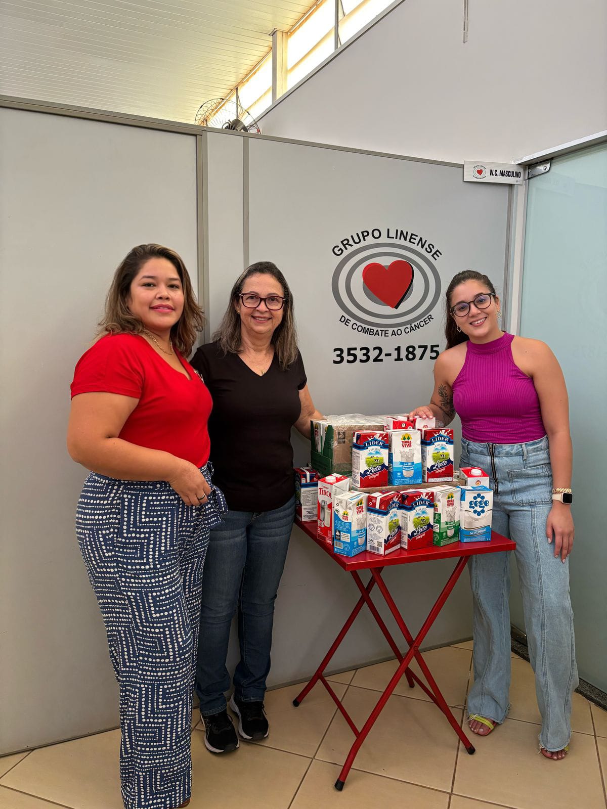 Na data de hoje, 1º de abril, realizamos a entrega de 51 litros de leite ao Grupo Linense de Combate...