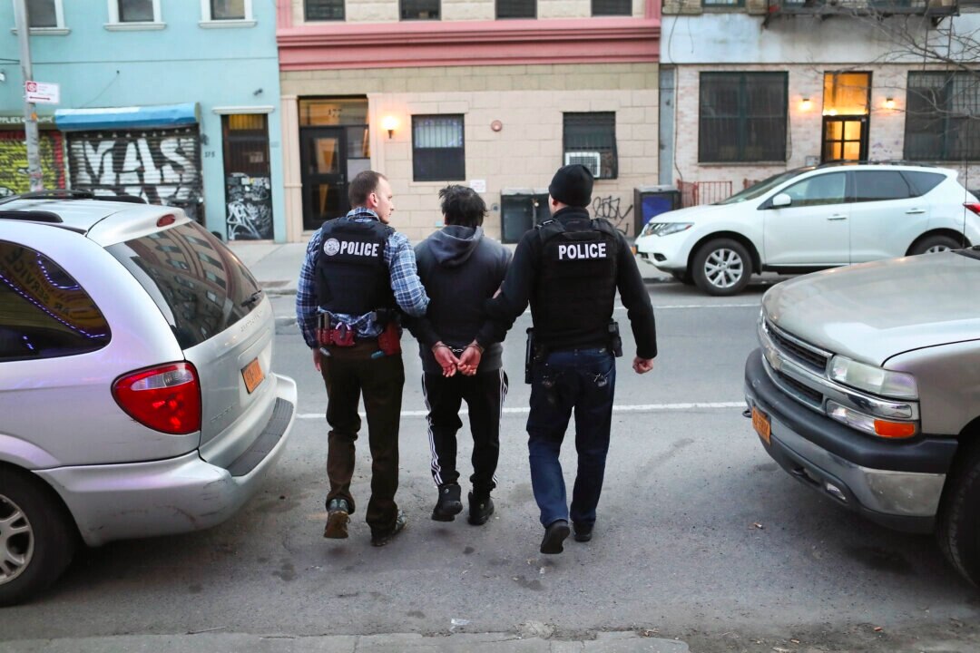 More Than 900 Illegal Immigrants Charged With Immigration Crimes in 1 Week: DOJ

The Western Distric...