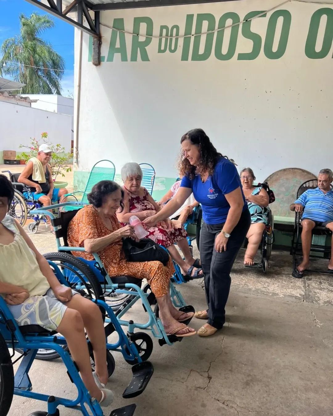 Na tarde do 13/04, as Damas da Casa da Amizade de Santa Fé do Sul realizou um lanche com os idosos d...