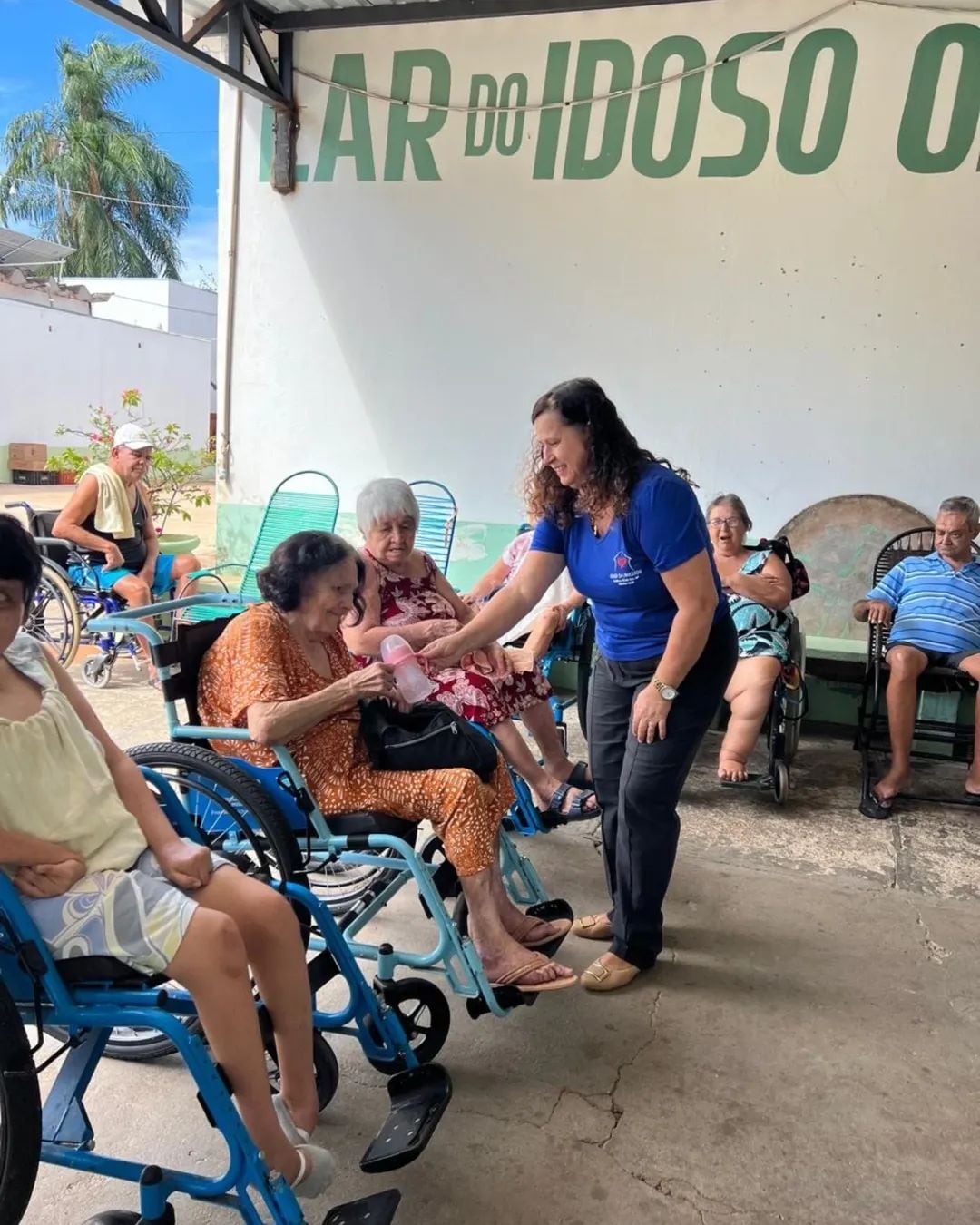 Na tarde do 13/04, as Damas da Casa da Amizade de Santa Fé do Sul realizou um lanche com os idosos d...