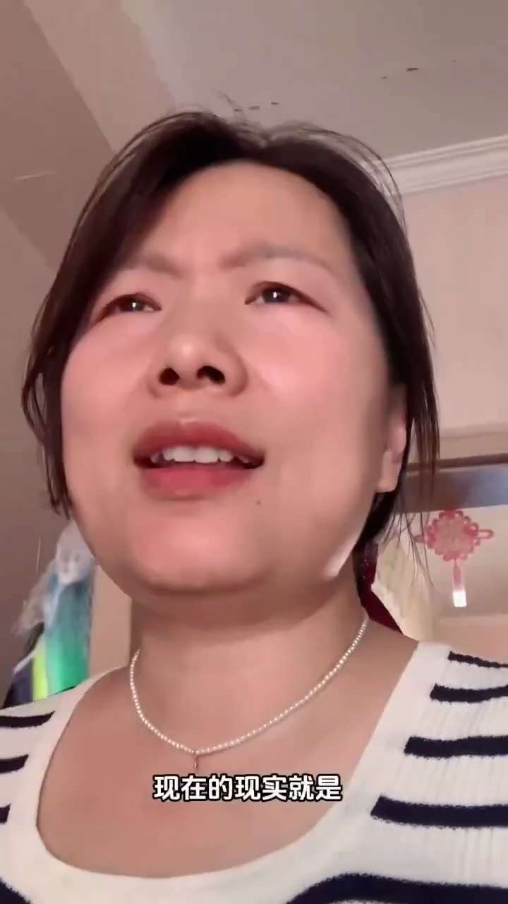 中国房地产市场下行，待岗、裁员、降薪，工程设计院的寒冬，远比想象中寒冷。4月18日，上海龙头设计院SMEDI设计院的员工在社交平台称，目前领上海最低工资2690元。

浙江城乡综合设计院，2月传出待岗消息，公司通知：因公司近几年一直处于亏损状态，决定待岗三个月，期间发放2490元/月的最低工资；该院一员工称：这些年见证了建筑行业的起起落落，10年前父母还自豪的向身边的人介绍自己。“就像做梦一样，怎么就再也接到不项目了，怎么这个行业就彻底不行了”

厦门某设计院3月发布待岗通知：鉴于公司经营困难，订单减少，暂无可分配任务，安排员工待岗，结束时间另行通知，期间发放最低工资2030元/月。