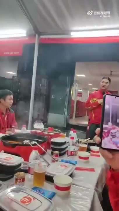 4月21日，刘强东在亲自参与外卖配送后，请骑手们吃海底捞火锅，吃饭期间刘强东发表讲话，谈及送外卖的感受、为骑手缴纳五险一金等内容。刘强东表示希望京东全职外卖员超100万人。

