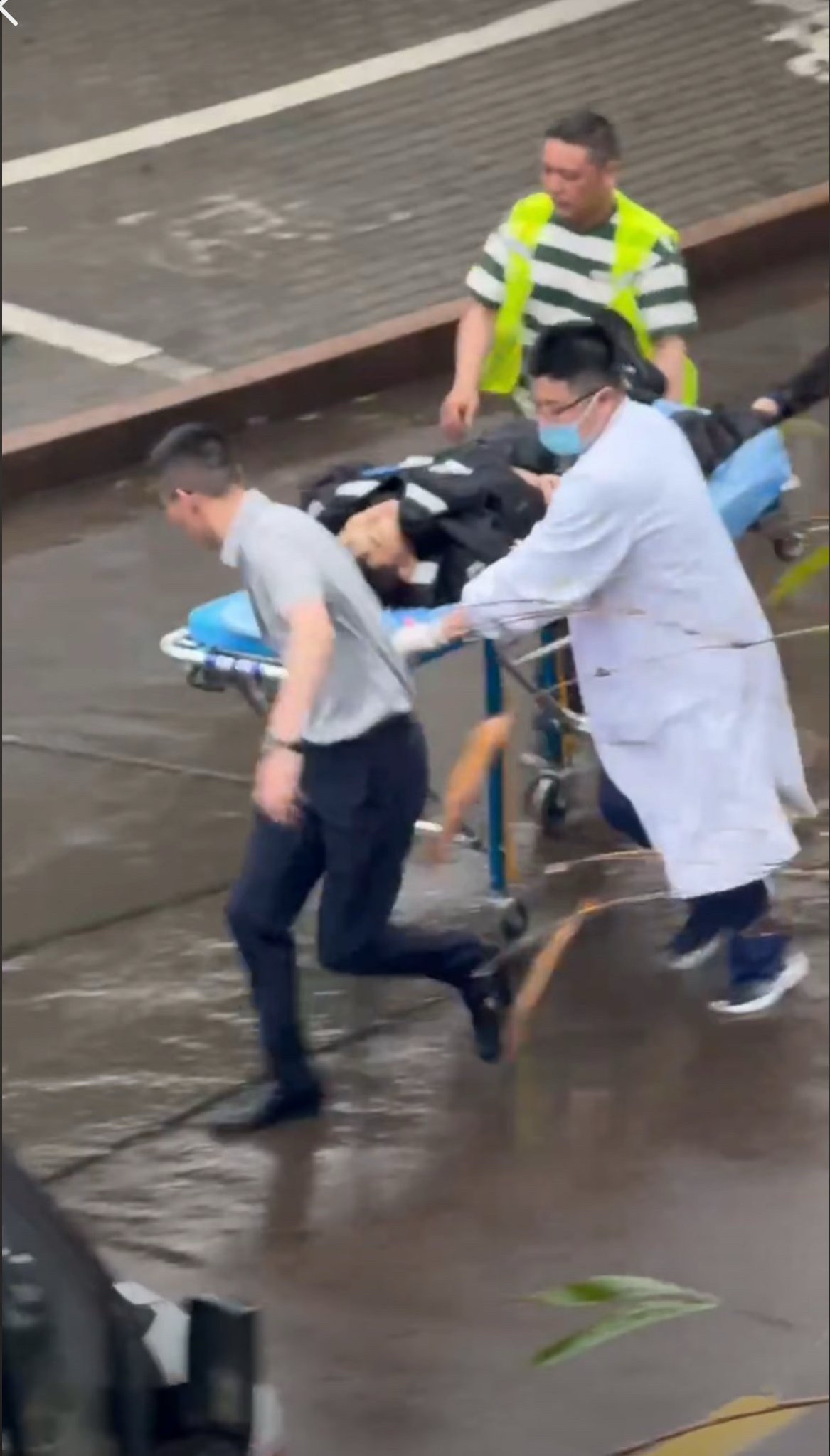 4月22日，网传“浙江台州发生枪击案”网传视频显示，一名警察趴在地上倒地不起，一旁还有大片血渍，另一名警察大喊：“救护车”
 网传群聊截图称“泉井洋路，发生枪击案”“好像四个人倒地了”“好几个警察被打了” “据说开了6枪”（群聊截图内容为网友自述，目前尚无法核实真实性）