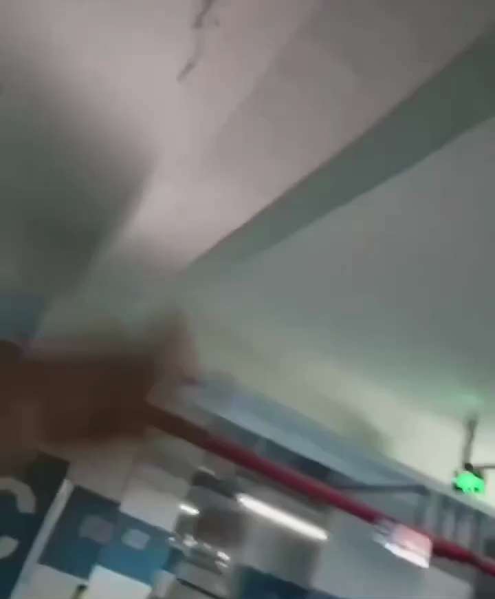 这次党没骗你，你住房子真是用“豆腐渣”建的‼️中共 #房地产 偷工减料：又是五星级的家 —— #碧桂园‼️😂
广东茂名市电白区碧桂园城市花园入住仅两年的地下车库出现严重质量问题！40多根承重柱爆裂，...